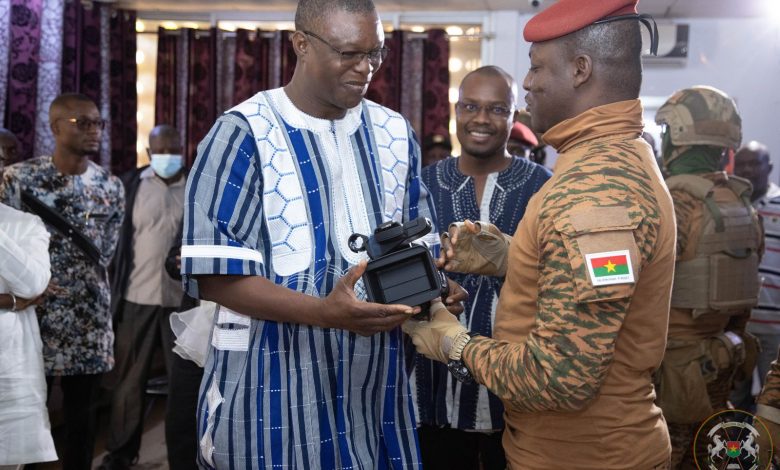 Burkina : Le président Traoré remet un important lot de matériel militaire  au ministère de la Défense